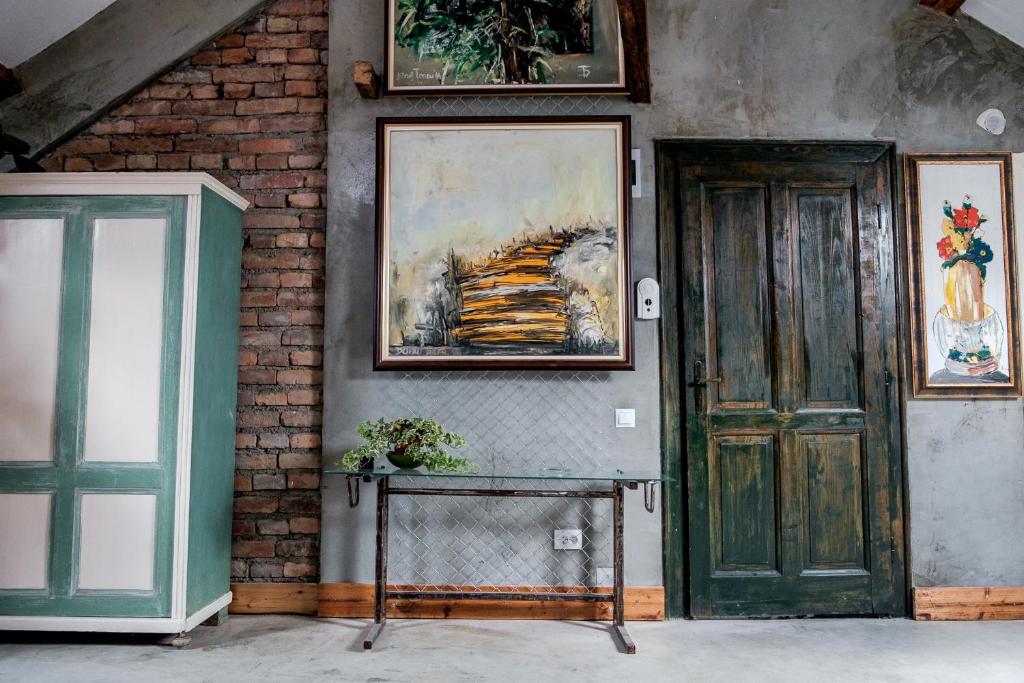 een deur en een schilderij op een muur met een tafel bij Central Cluj Apartments in Cluj-Napoca