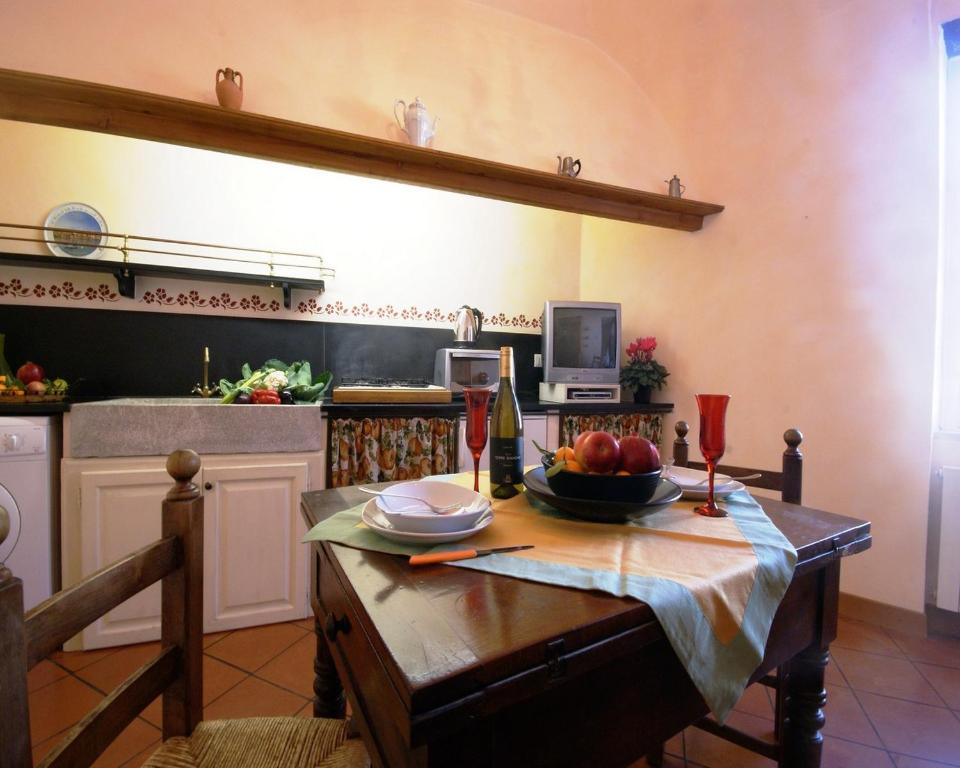 ドルチェードにあるCasa del mulino 1のキッチン(テーブル、フルーツボウル付)