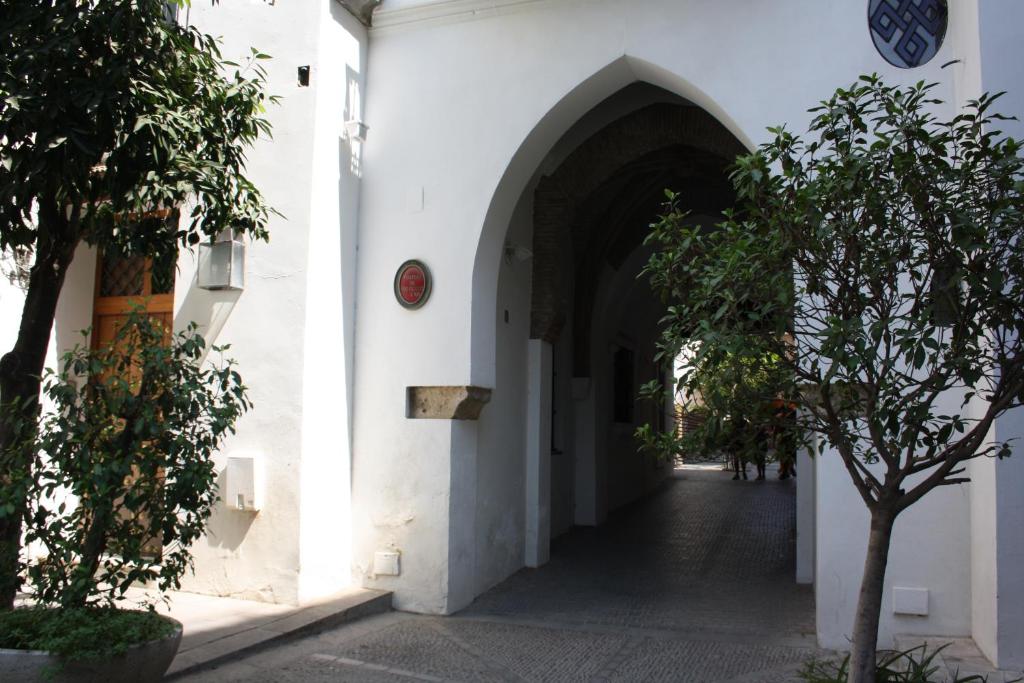 una entrada a un edificio blanco con un arco en Coliseo Premium Apartment, en Sevilla