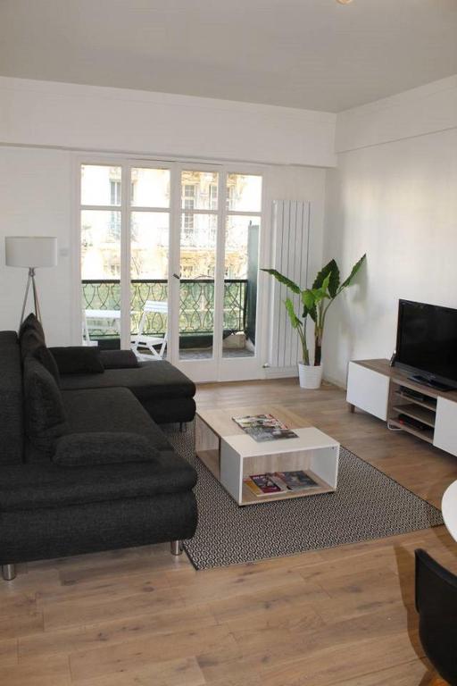 un salon avec un canapé et une table basse dans l'établissement Nice Plein Centre, Calme et Proche de la mer, à Nice