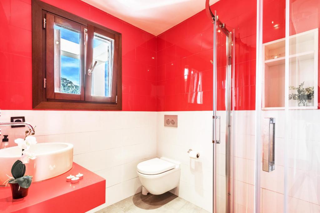A bathroom at Townhouse Calvari By homevillas360