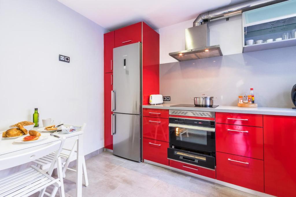 A kitchen or kitchenette at Townhouse Calvari By homevillas360
