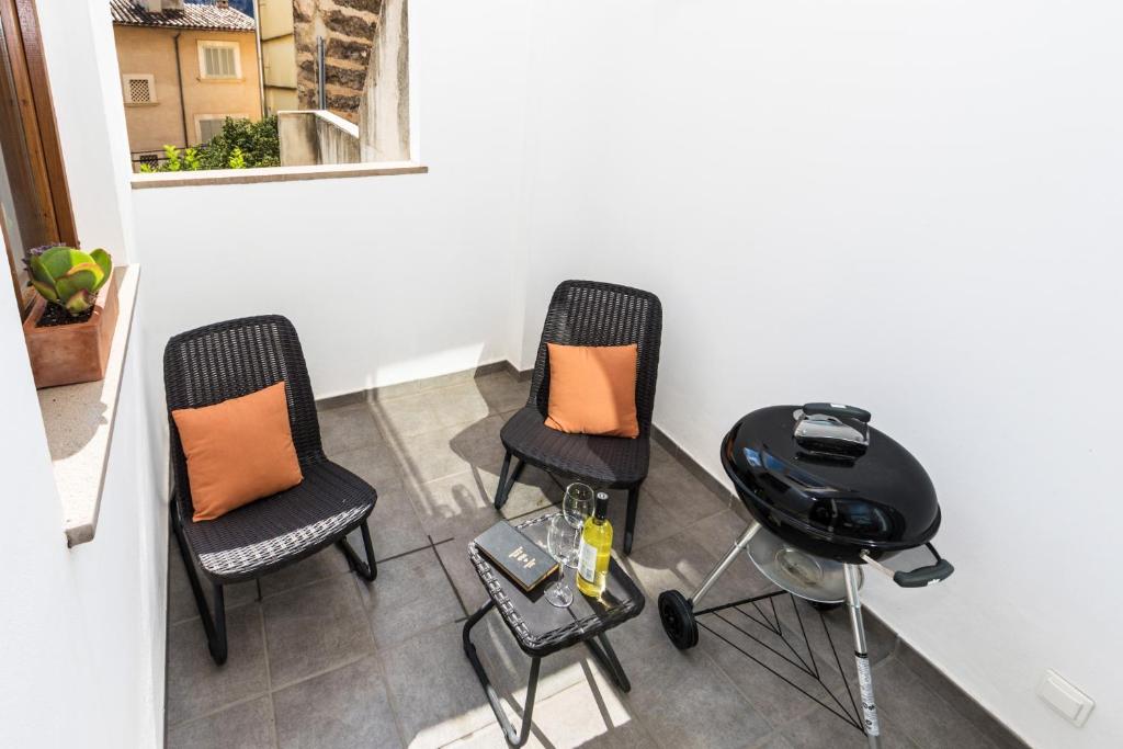 A seating area at Townhouse Calvari By homevillas360