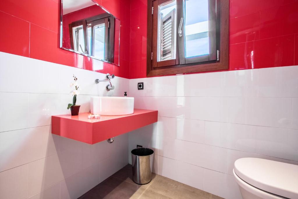 A bathroom at Townhouse Calvari By homevillas360