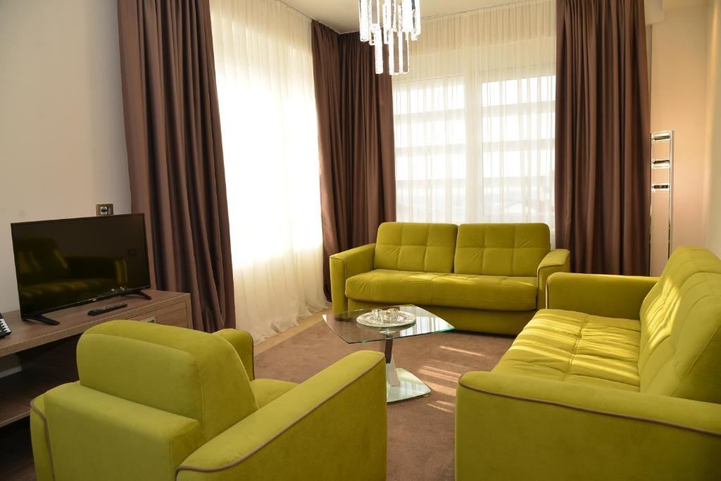 Uma área de estar em Hotel Tami Residence