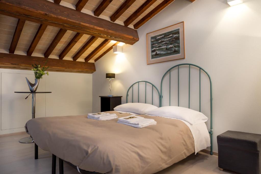 Postel nebo postele na pokoji v ubytování Guesthouse Via Di Gracciano - Adults Only