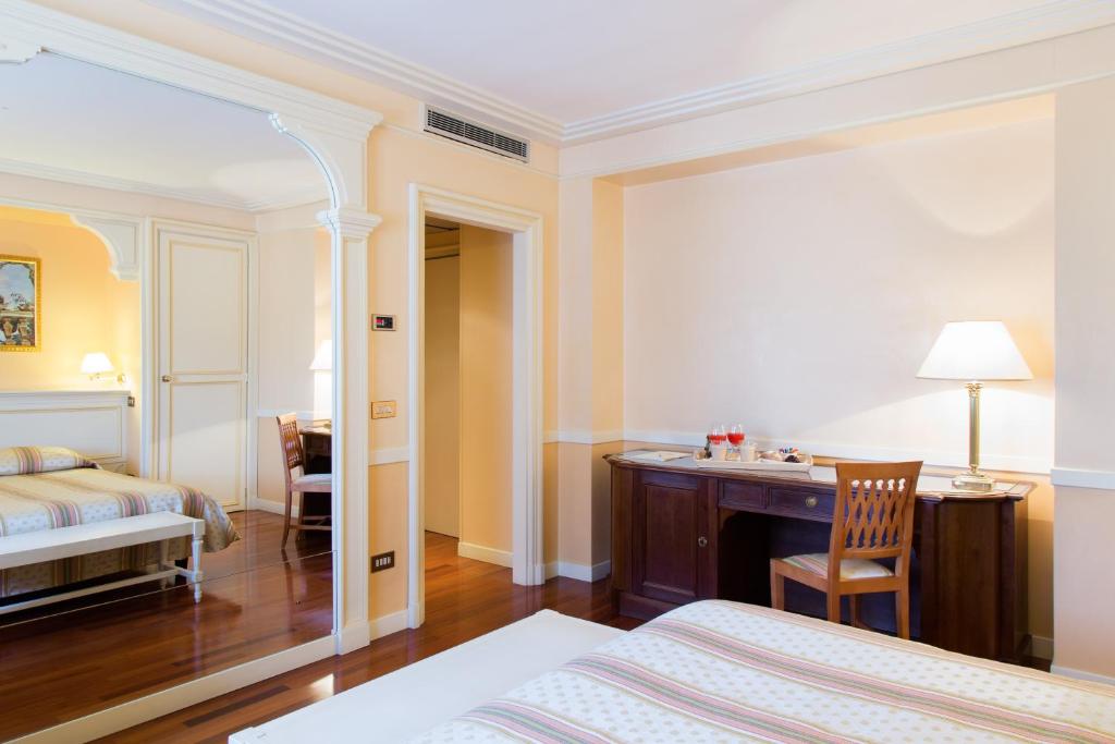 Postel nebo postele na pokoji v ubytování Hotel Tuder