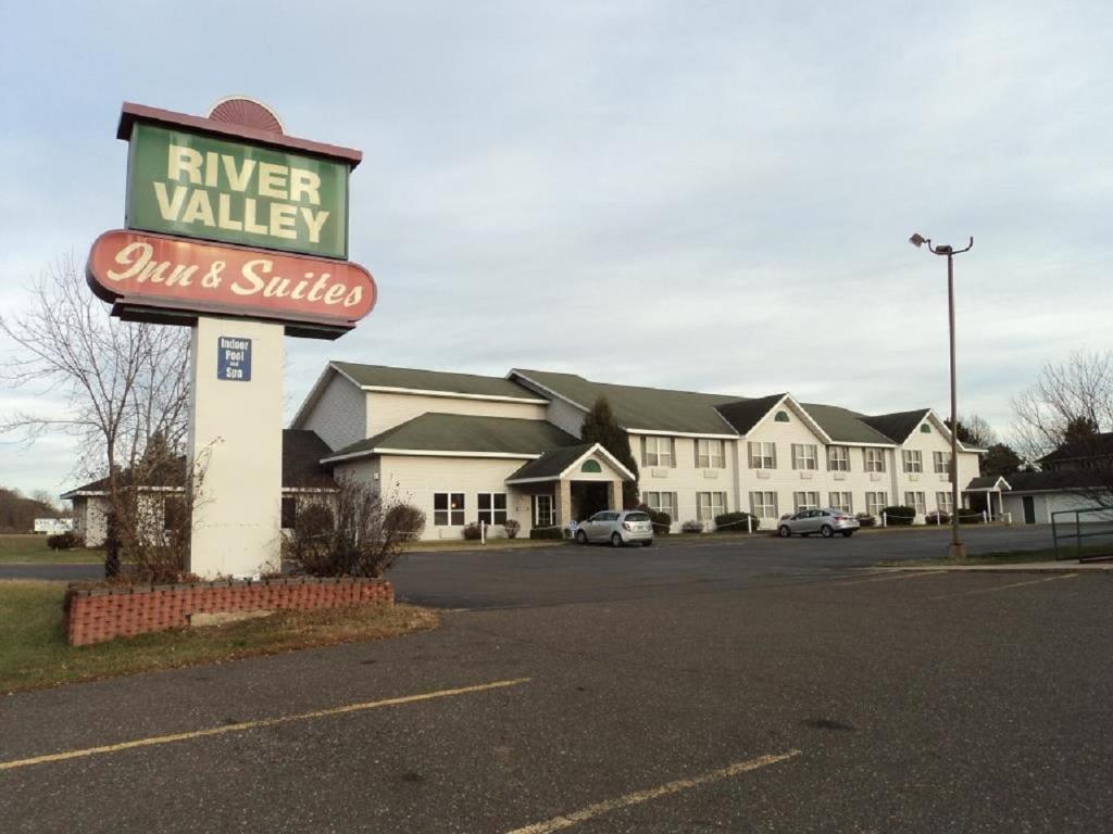 a sign for a river valley car and skillet at River Valley Inn & Suites in Osceola