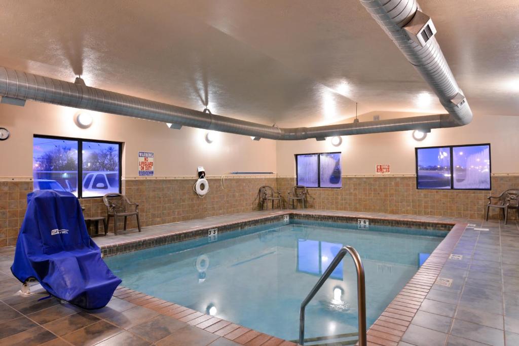 una gran piscina en un edificio en Baymont by Wyndham Sioux Falls North,I-29,Russell St, Airport, en Sioux Falls