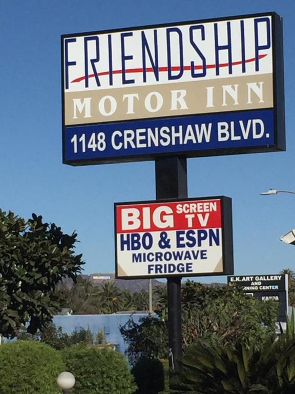 un cartello per una locanda per motori in una strada di Friendship Motor Inn a Los Angeles