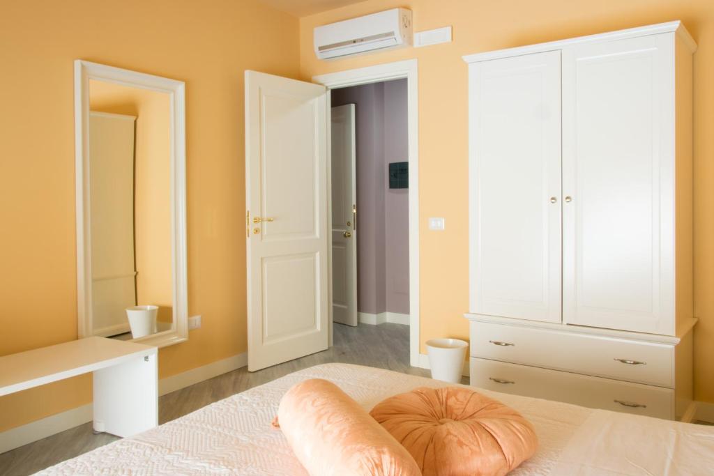 Łóżko lub łóżka w pokoju w obiekcie Residenza Cavour