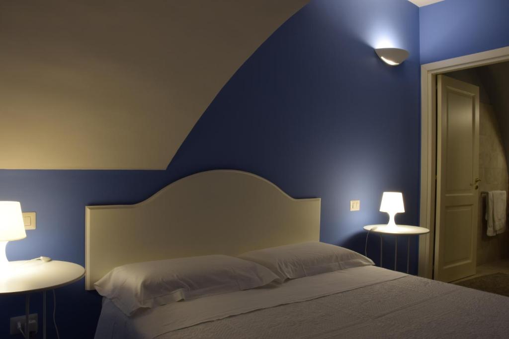 Łóżko lub łóżka w pokoju w obiekcie Residenza Cavour
