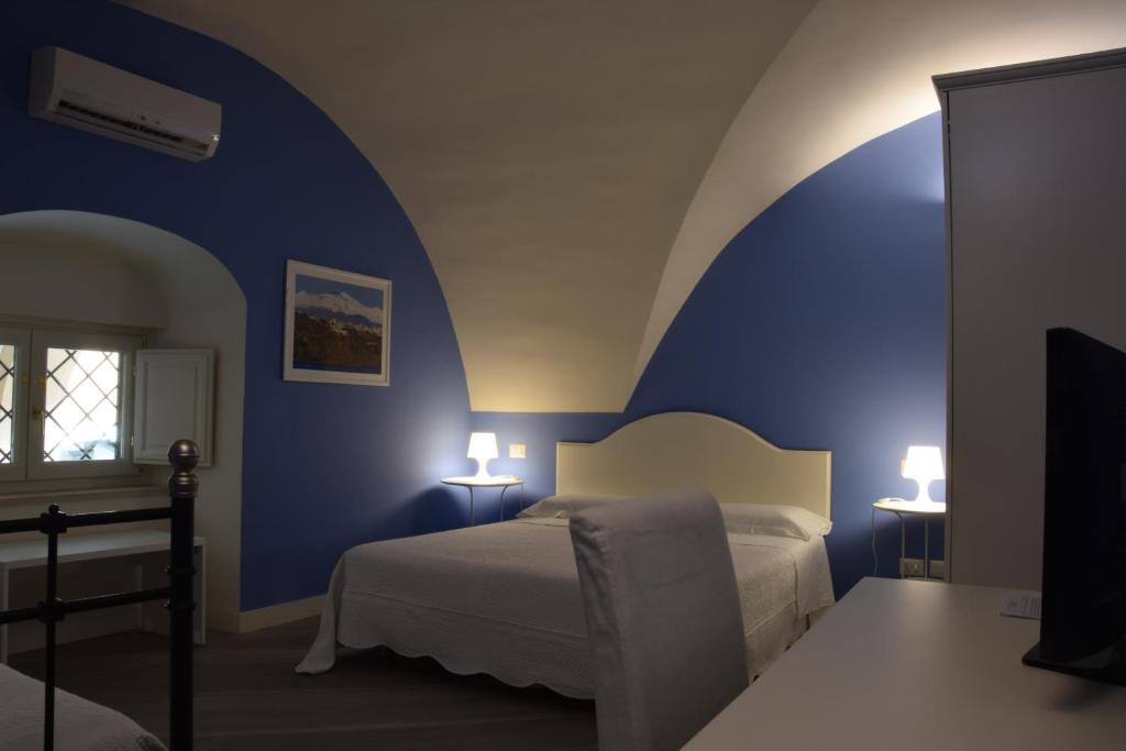 Łóżko lub łóżka w pokoju w obiekcie Residenza Cavour