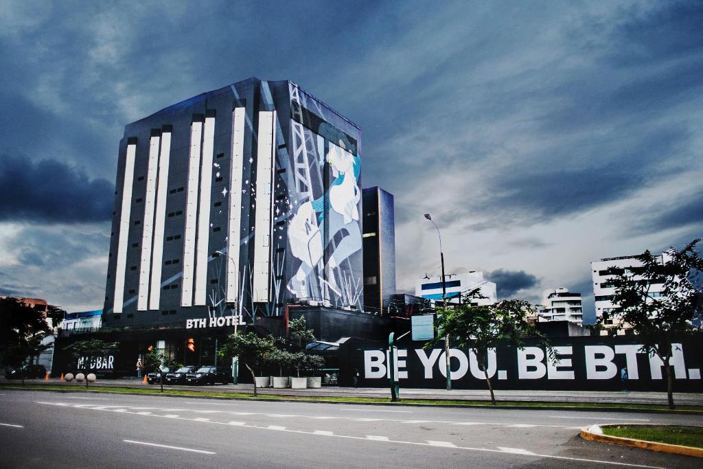 un gran edificio con un mural en el lateral en BTH Hotel – Boutique Concept en Lima