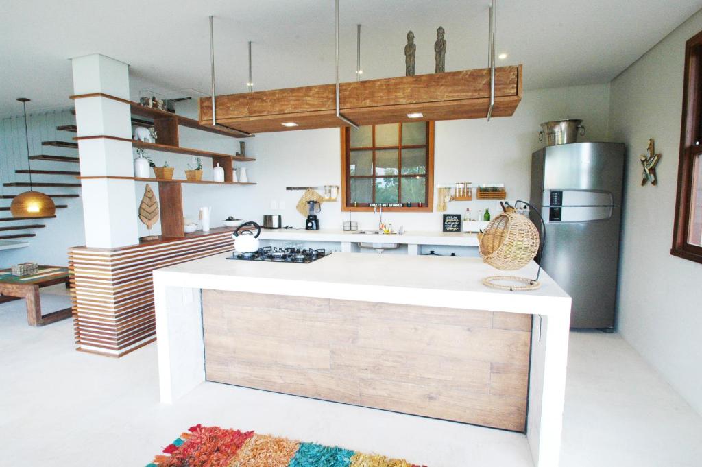 una cocina con una gran isla en el medio en Casa con increible vista, en Morro de São Paulo