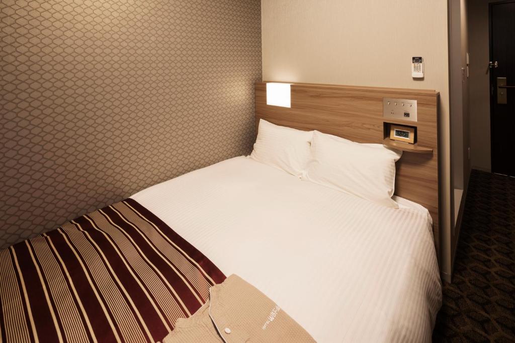 Postel nebo postele na pokoji v ubytování Hotel WBF Namba Motomachi