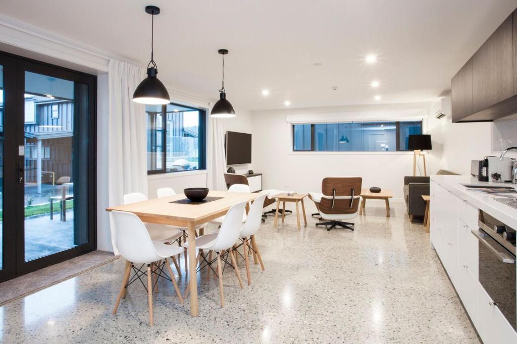 a kitchen and dining room with a table and chairs at Dungarvon Street Apartments in Wanaka