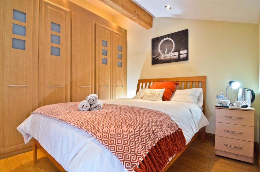 a bedroom with a bed with two teddy bears on it at Thames View House Surrey Quays in London