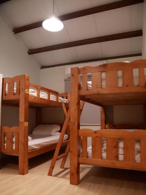 Palanda nebo palandy na pokoji v ubytování Donghai Cottage Backpack Inn Suite