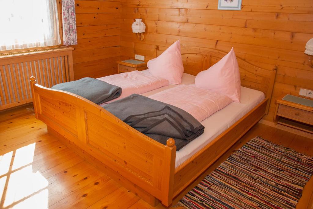 Postel nebo postele na pokoji v ubytování BIO-Bergbauernhof Ederhias