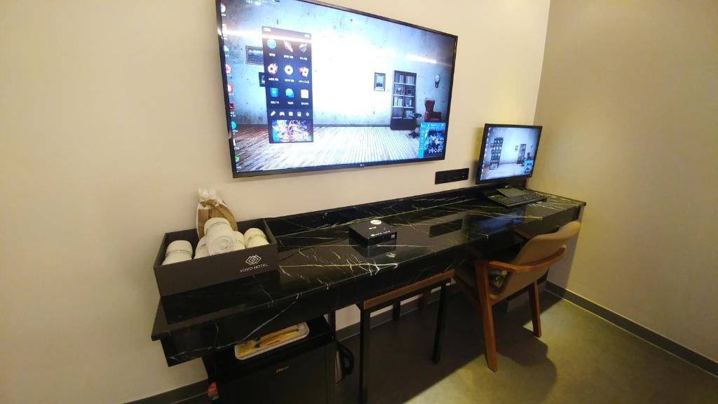 TV a/nebo společenská místnost v ubytování Vovo Hotel