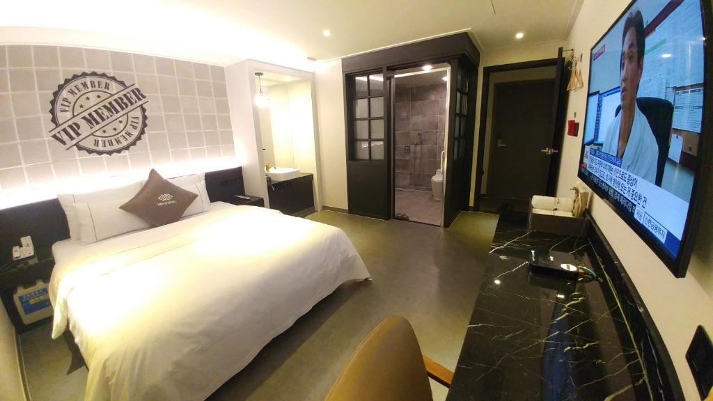 TV a/nebo společenská místnost v ubytování Vovo Hotel