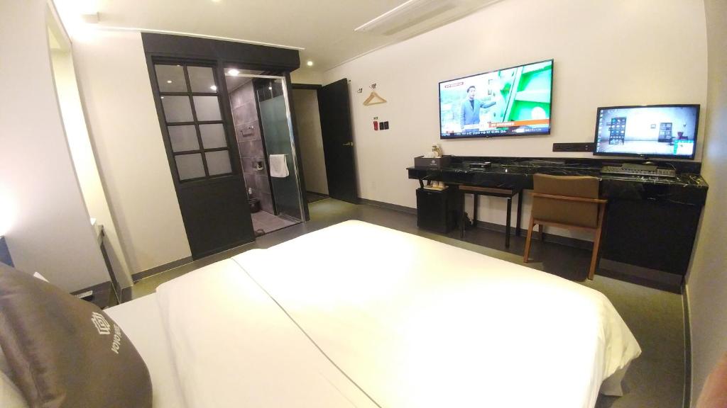TV a/nebo společenská místnost v ubytování Vovo Hotel