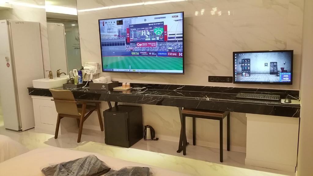 TV a/nebo společenská místnost v ubytování Vovo Hotel