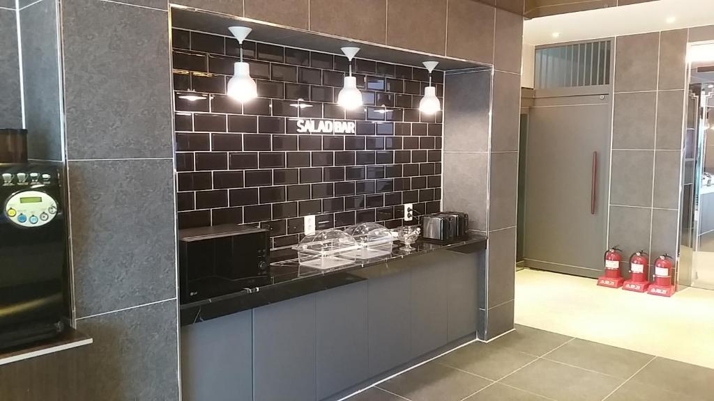 Kuchyň nebo kuchyňský kout v ubytování Vovo Hotel