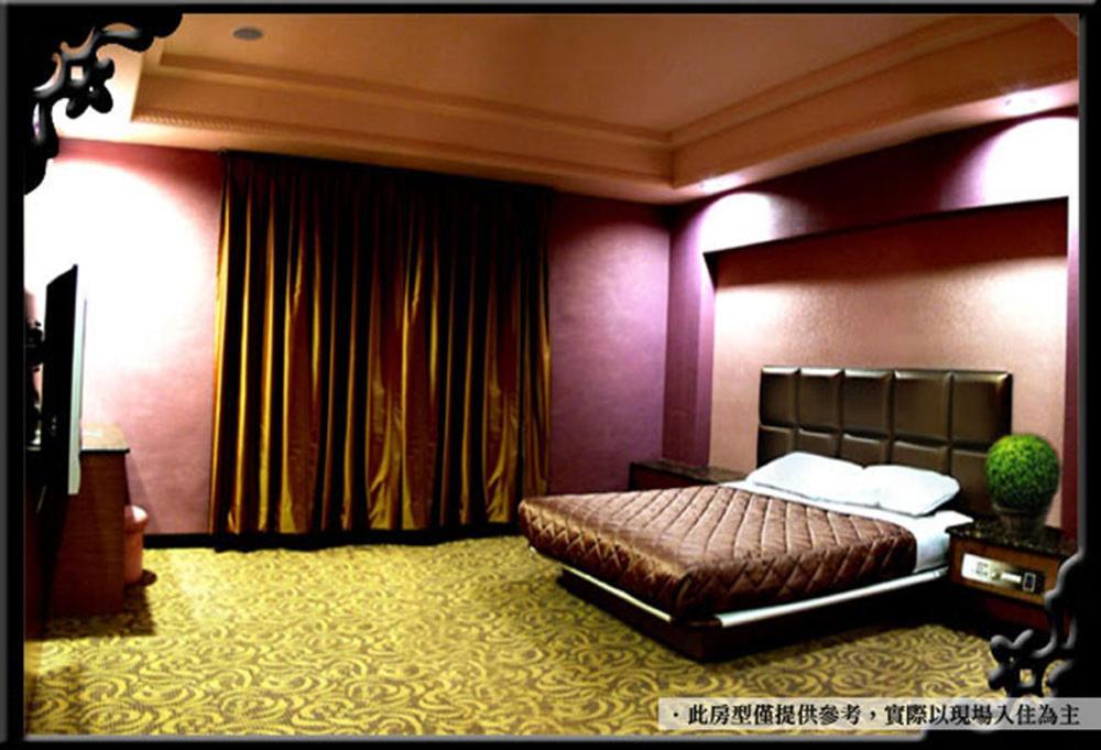 高雄的住宿－麗池Motel，一间卧室设有一张紫色墙壁的大床