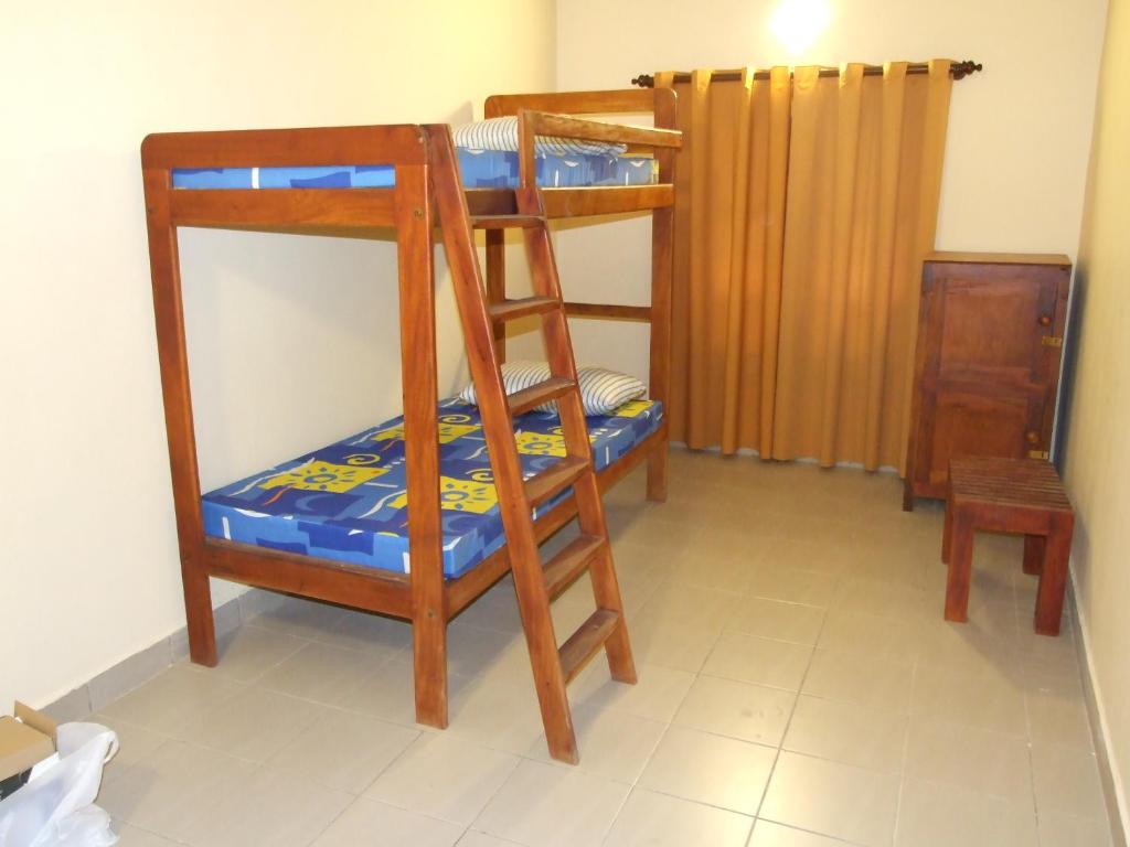 Palanda nebo palandy na pokoji v ubytování Central City Hostel