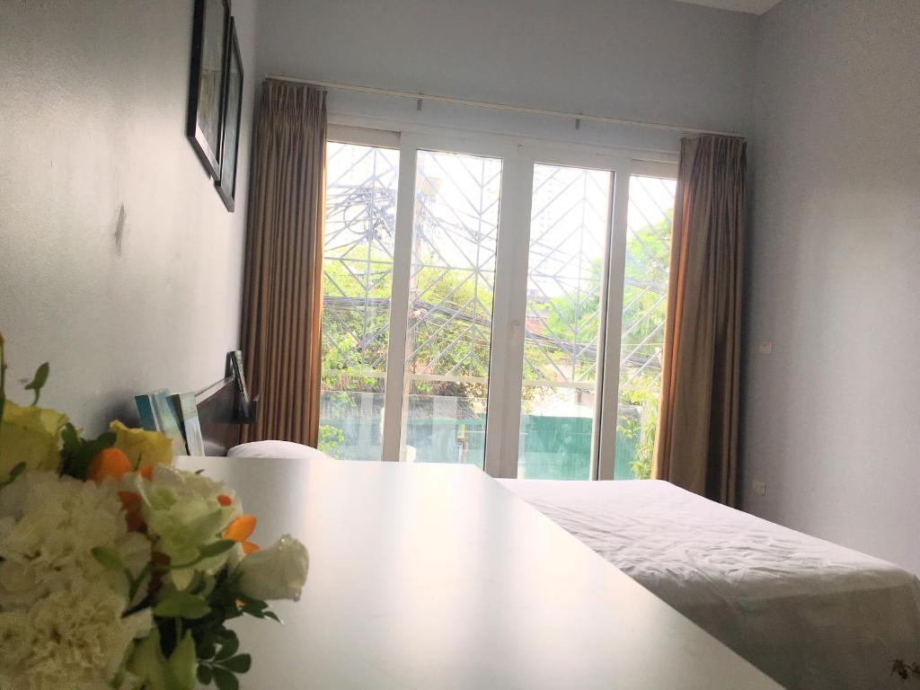 sypialnia z łóżkiem i dużym oknem w obiekcie Spacious Bedroom in Hanoi City w mieście Hanoi