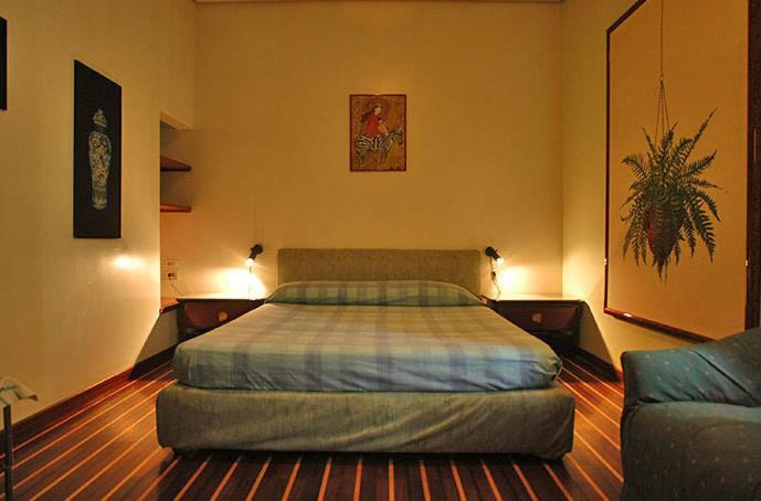 ein Schlafzimmer mit einem Bett und einem Sofa in der Unterkunft Chiaia B&B in Neapel