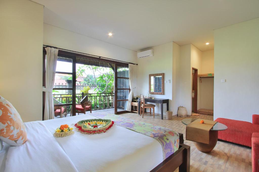Posezení v ubytování Sarin Ubud Suites by Pramana Villas