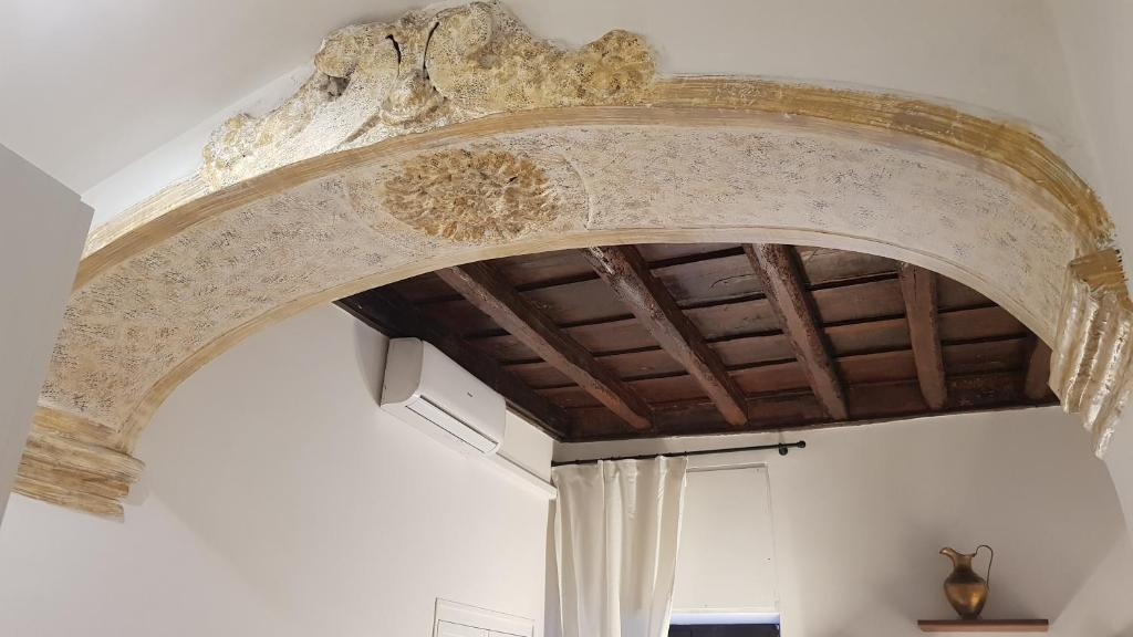 ローマにあるEnchanting loft in Trastevereの天井のアーチ
