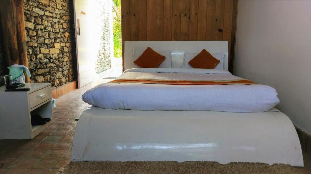 Rúm í herbergi á Gantavya Resort