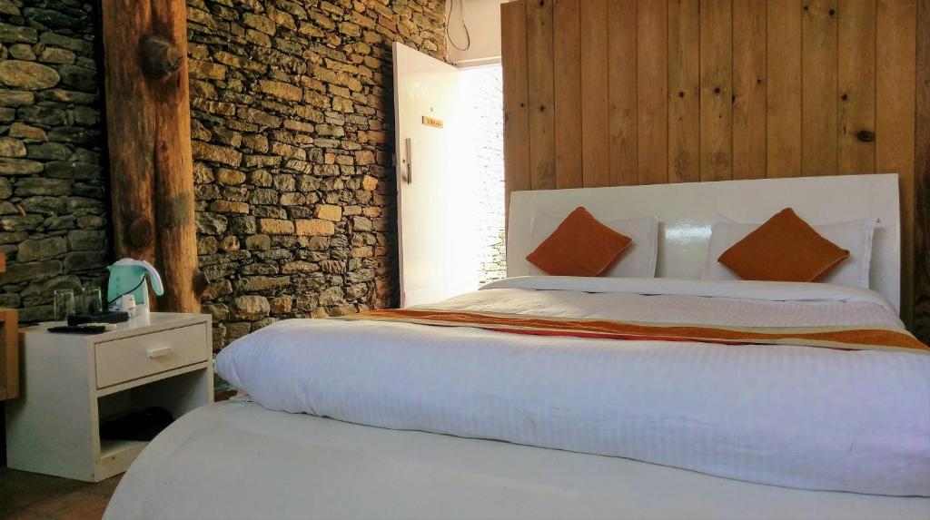 Rúm í herbergi á Gantavya Resort