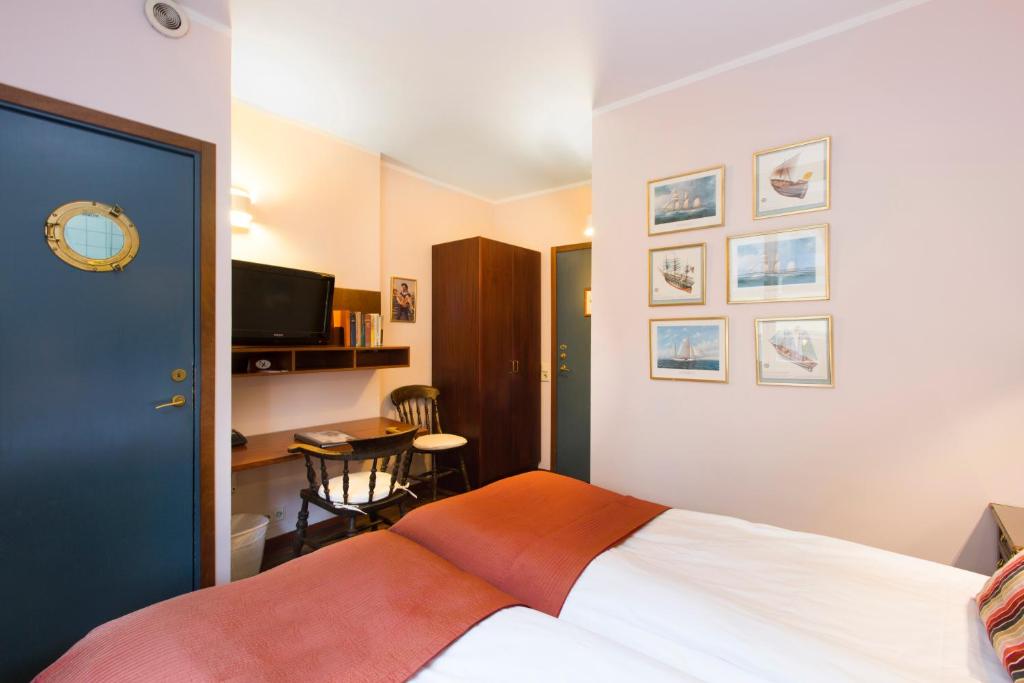 Postel nebo postele na pokoji v ubytování Lord Nelson Hotel