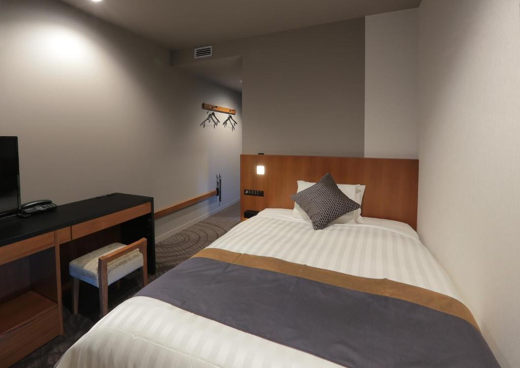 Postel nebo postele na pokoji v ubytování Kisarazu Washington Hotel
