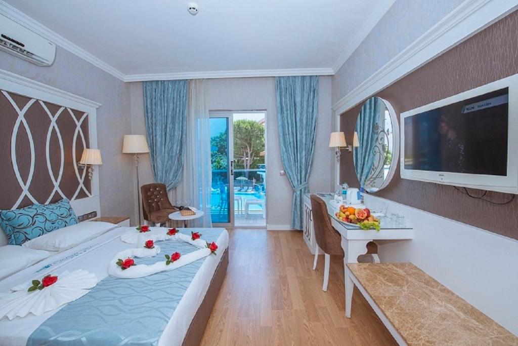 Postel nebo postele na pokoji v ubytování Ocean Blue High Class Hotel & SPA