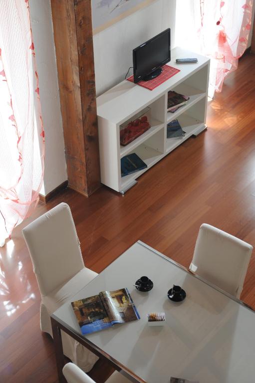 A television and/or entertainment centre at Quarté Sayàl