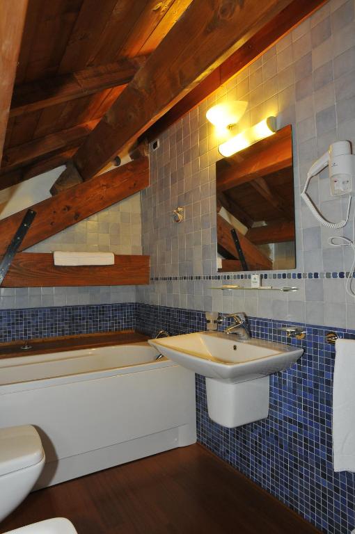A bathroom at Quarté Sayàl