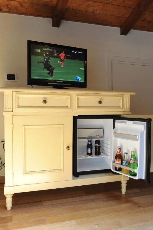 A television and/or entertainment centre at Quarté Sayàl
