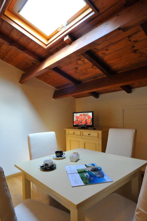 A television and/or entertainment centre at Quarté Sayàl