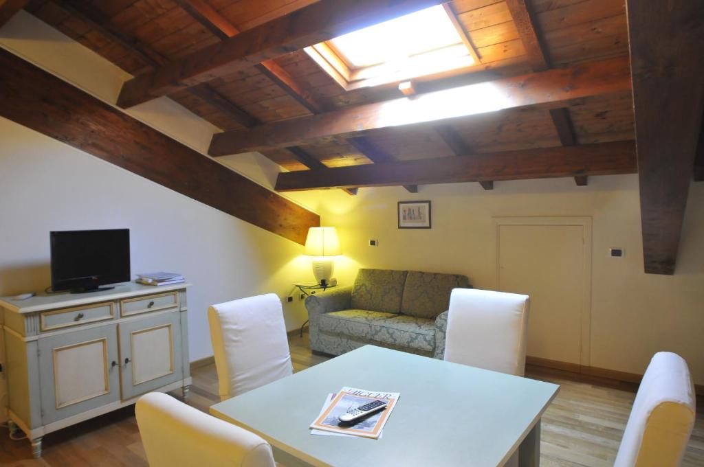 A television and/or entertainment centre at Quarté Sayàl