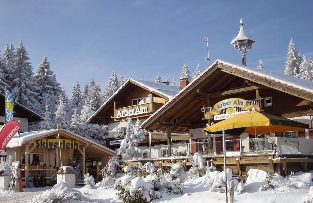 een skihut in de sneeuw met sneeuw bedekte bomen bij Arber Alm in Bayerisch Eisenstein