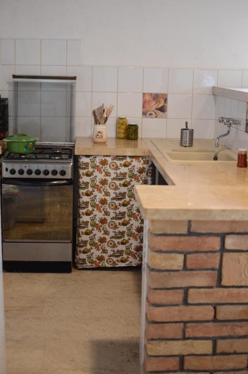 Kuchyňa alebo kuchynka v ubytovaní Gerecse Vendégház