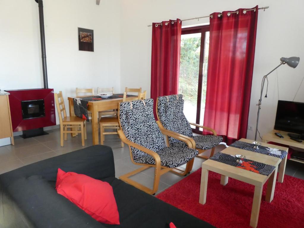 uma sala de estar com um sof e uma mesa em Quinta das Cegonhas em Gouveia