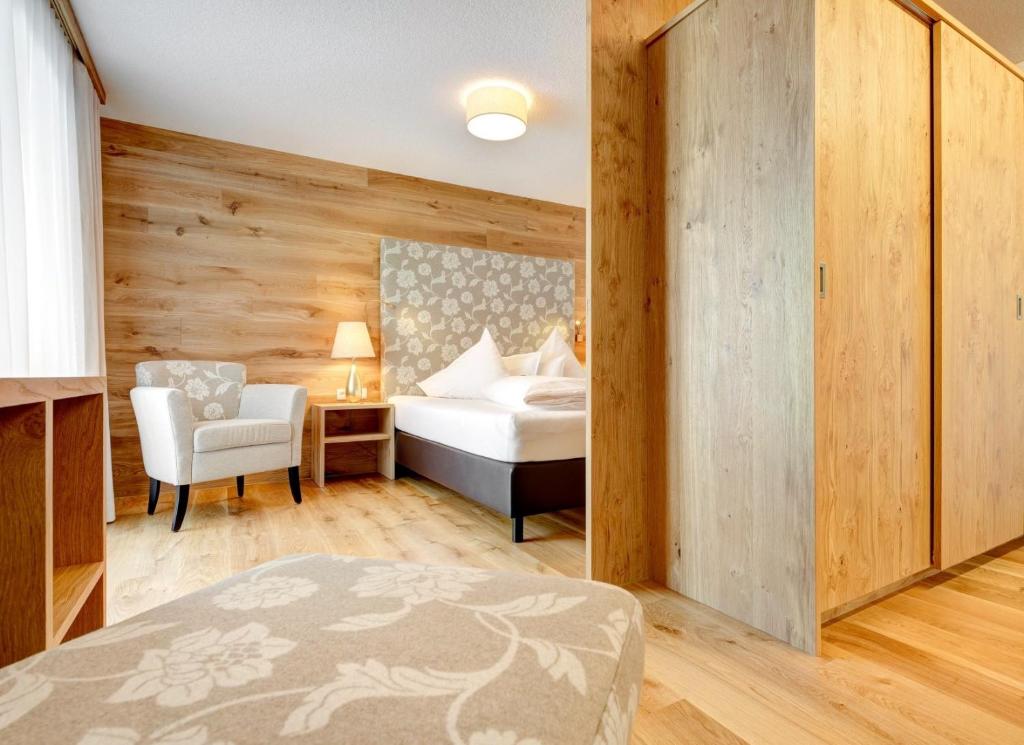 Postel nebo postele na pokoji v ubytování Alpenresort Walsertal