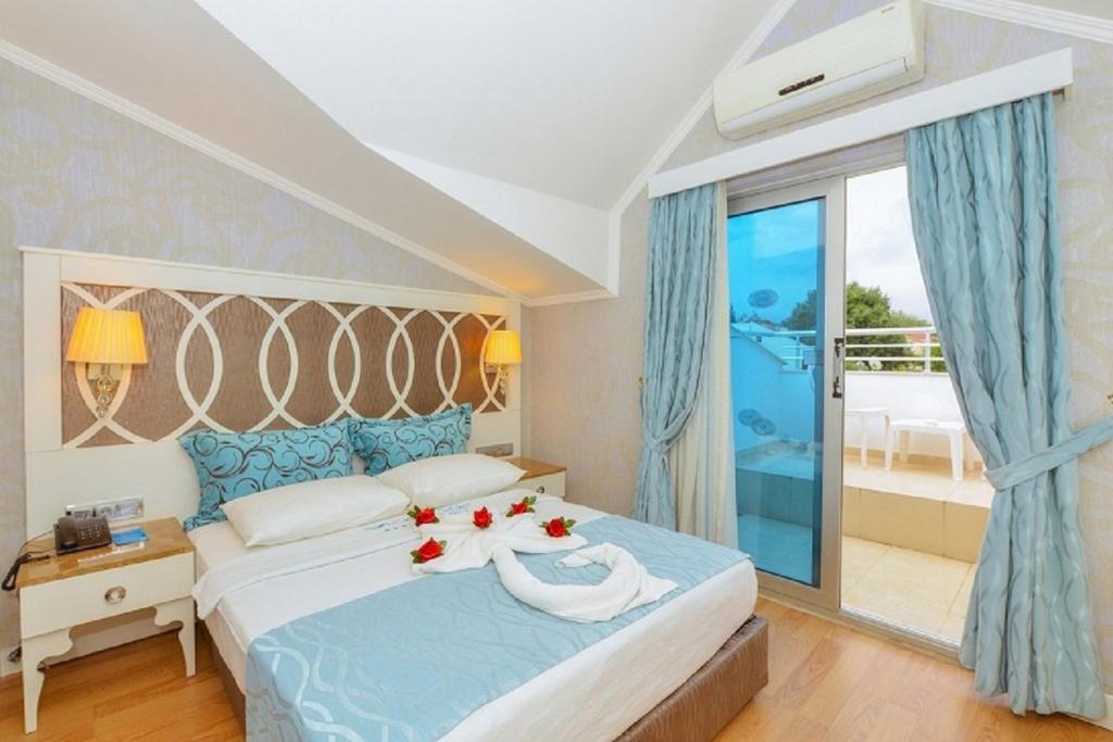Postel nebo postele na pokoji v ubytování Ocean Blue High Class Hotel & SPA